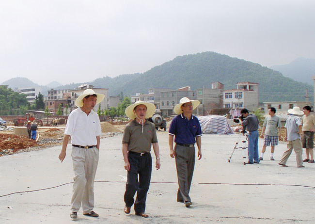 2005年秦锡麟（中）视察湘湖校区建设进展.jpg